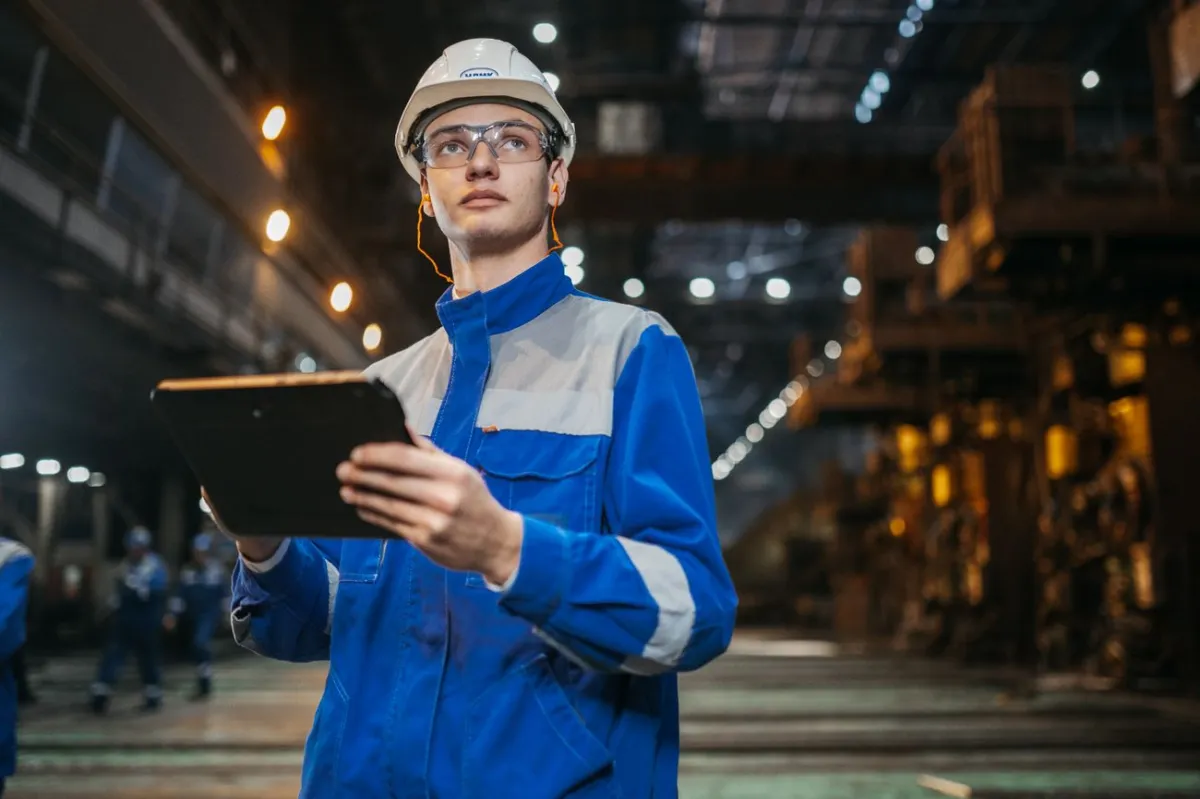 Engenheiro com tablet fazendo levantamento em planta industrial