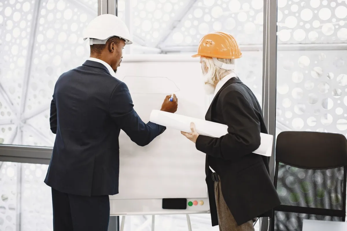Engenheiros planejando a arquitetura de rede em prancheta